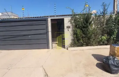 Casa para locação no aroeira com 02 quartos e 02 vagas de garagem.
