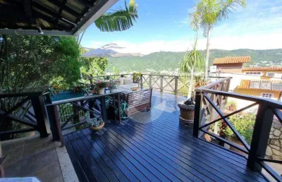 Linda casa com 5 quartos com 3 suítes com vista mar