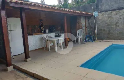 Casa com piscina e churrasqueira - 2 quartos e 2 banheiros - armários planejados cozinha e banheiro
