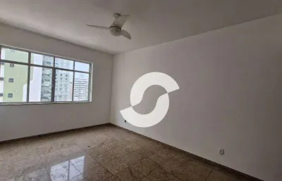 Amplo apartamento de 3 qts, 2 banheiros, boa cozinha, área e 1 banheiro de serviço. o prédio é muito bem administrado
