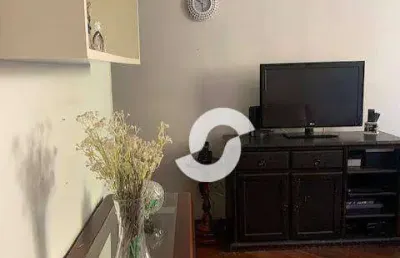 Bom apartamento com sala, 2 quartos, banheiro social, cozinha e área de serviço. uma vaga de garagem.