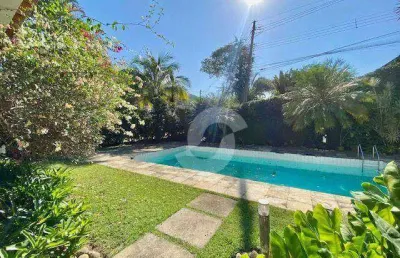 Casa em terreno plano em condomínio de alto padrão.