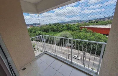 Condomínio com piscina, academia, churrasqueira, salão de festas, portaria 24h e segurança, campo de futebol sintético, quadra poliesportiva