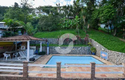 Casa com lazer em condomínio de luxo em piratininga