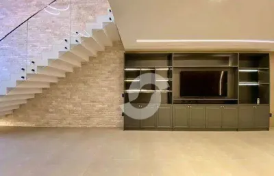 Casa moderna, sofisticada e a poucos metros da praia.