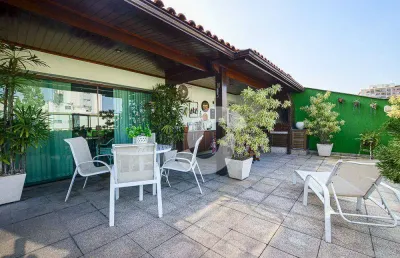 Cobertura duplex na praia de icaraí com 5 quartos e 5 vagas de garagem. sauna privativa com piscina e churrasqueira. acesso direto ao 2º pavimento