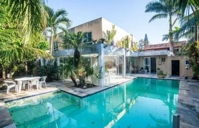 Casa de alto padrão – 5 suítes, piscina – 50m da praia de itacoatiara
