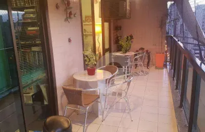Bom apartamento com: sala em 3 ambientes, varanda, 4 quartos, sendo  2 suítes, copa cozinha, despensa, lavabo, banheiro social, 2 vagas