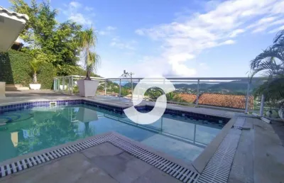 Casa com 3 suítes com closet, 2 piscinas no melhor condomínio da região.