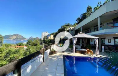 Casa com vista para o mar e cartões postais do rio.