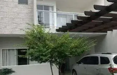 Sobrado com edícula e piscina - próximo ao mar - praia de leste