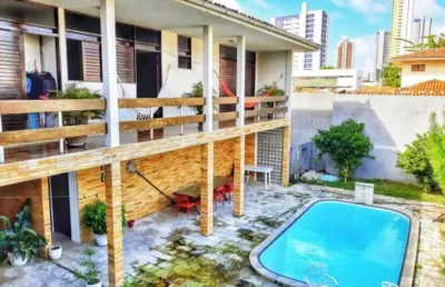 Casa de primeiro andar com 05 suítes e 05 vagas de garagem.
