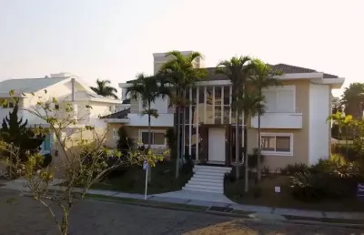 Casa em alto padrão, 5 dormitórios, sendo 4 suítes, 6 garagens- jurerê internacional