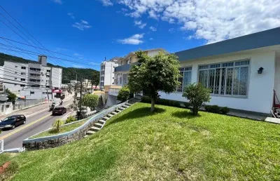 Casa de 4 dormitórios, em terreno amplo 1.069m no saco dos limoes