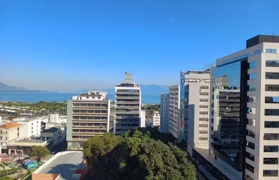 Apartamento no centro com 2 dormitórios e 1 vaga de garagem  livre