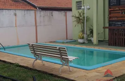 Casa com amplo quintal e piscina + ponto comercial independente, no parque industrial