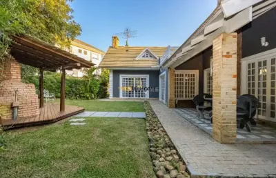 Casa em condomínio com jardim e deck com churrasqueira. more a 5 min do parque b