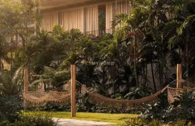 Atmosfera de casas térreas, segurança e serviços de hotel cinco estrelas.