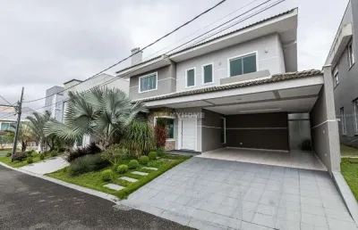Casa em condomínio com 3 suítes e piscina privativa em santa felicidade