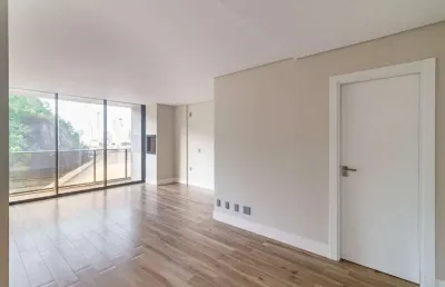 Apartamento em frente ao balneário shopping à venda com 02 suítes.