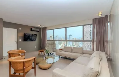 Apartamento à venda com 03 suítes no centro de balneário camboriú.
