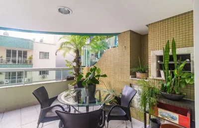Apartamento diferenciado a uma quadra do mar com 03 suítes em balneário camboriú.