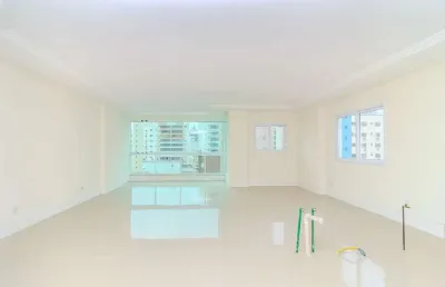 Apartamento próximo ao mar à venda no centro de balneário camboriú