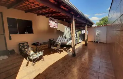 Vendo casa em itatiaiuçu com 03 quartos excelente localização.