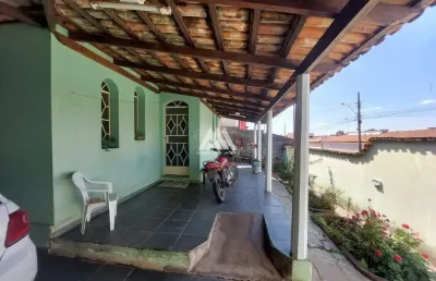 Vendo casa em itaúna com 300m² com 03 quartos em ótima localização
