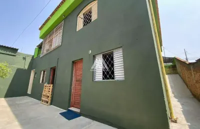 Vendo casa em itaúna com 03 quartos uma varanda ampla em ótima localização