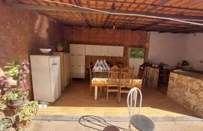 Vendo casa em itatiaiuçu com 03 quartos excelente localização.