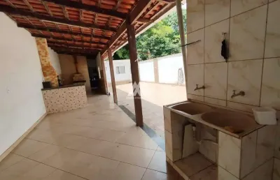 Vendo casa em itatiaiuçu com 03 quartos excelente localização.