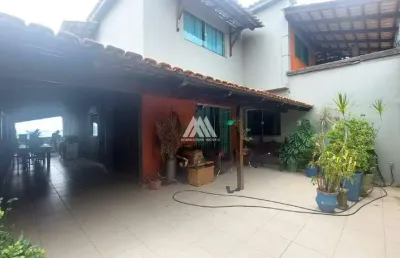 Vendo casa de dois pavimentos em itaúna em excelente localização!
