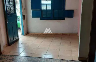 Vendo casa em itaúna em excelente localização na região do centro!