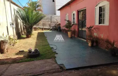 Vendo casa em itatiaiuçu com 03 quartos e piscina excelente localização