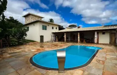 Casa á venda em condomínio, sendo ótima localização em igarapé mg!