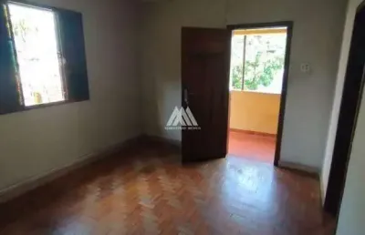 Vendo casa antiga com excelente construção em itaúna em excelente localização no santanense!