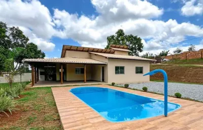Chácara á venda com 03 quartos sendo 01 suíte, terreno de 1000m² itatiaiuçu mg.