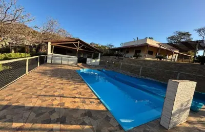 Casa em condomínio com piscina, fogão a lenha á venda em igarapé-mg!