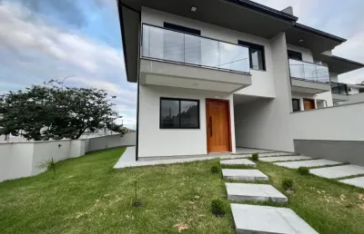 Sobrado área privativa, 107m² e terreno com 160m² em são josé/sc.