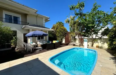 Horizonte imóveis vende belíssima casa mobiliada com piscina em jurerê internacional