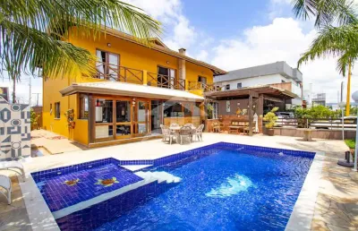 Casa sobrado à venda com piscina, 4 quarto(s),  sendo 4 suíte(s)  no bairro bougainville residencial iv, 2 metros da praia, peruíbe-sp