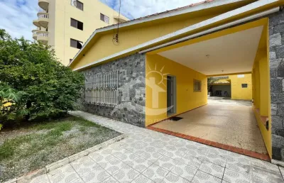 Casa térrea com piscina à venda , 2 quarto(s),  sendo 1 suíte(s)  no bairro centro, 800 metros da praia, peruíbe-sp