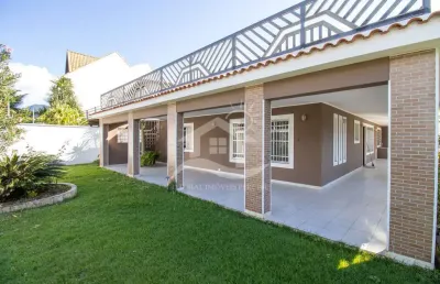 Casa térrea com edícula à venda , 5 quarto(s),  sendo 1 suíte(s)  no bairro flórida, 0 metros da praia, peruíbe-sp