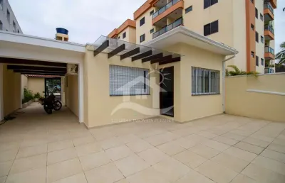 Casa térrea com piscina à venda com piscina, 3 quarto(s),  sendo 2 suíte(s)  no bairro centro, 450 metros da praia, peruíbe-sp