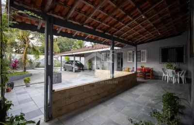 Casa térrea com piscina à venda com piscina, 3 quarto(s),   no bairro jardim veneza, 2200 metros da praia, peruíbe-sp