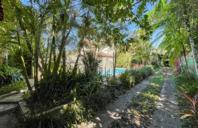 Casa térrea com piscina à venda com piscina, 2 quarto(s),  sendo 1 suíte(s)  no bairro garça vermelha, 750 metros da praia, peruíbe-sp