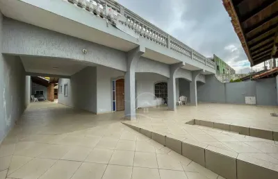 Casa sobrado à venda com piscina, 3 quarto(s),  sendo 3 suíte(s)  no bairro centro, 0 metros da praia, peruíbe-sp