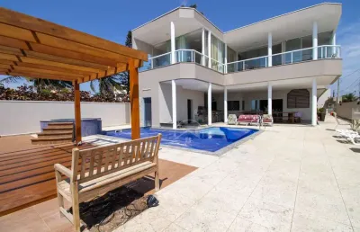 Casa sobrado novo à venda com piscina, 11 quarto(s),  sendo 11 suíte(s)  no bairro jardim imperador, 0 metros da praia, peruíbe-sp