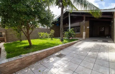 Casa térrea à venda , 3 quarto(s),  sendo 1 suíte(s)  no bairro centro, 650 metros da praia, peruíbe-sp
